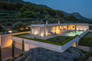 Villa Radun Home with Grand Heated Pool & Cooking Service