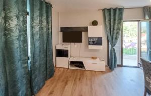 1 Bedroom Awesome Apartment In Vrboska 