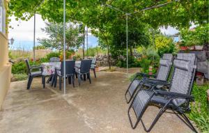 2 Bedroom Nice Apartment In Privlaka