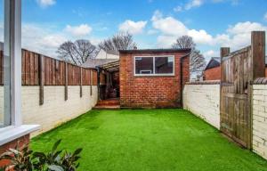 Cosy Garden View Room in Shared House