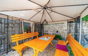 2 Bedroom Gorgeous Home In Hodilje 