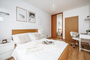 Prague Days - Quiet oasis with parking and balcony seating in Nusle