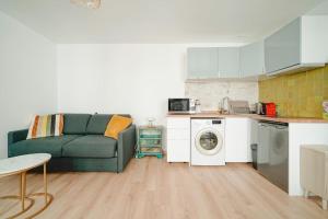 Doorman Best Studio in 12th