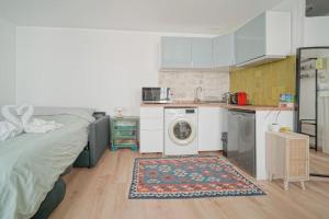 Doorman Best Studio in 12th