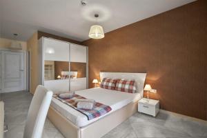 2BD Flat with Balcony in Flores Garden Complex by Flat Mаnаger