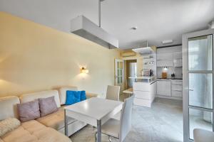 2BD Flat with Balcony in Flores Garden Complex by Flat Mаnаger