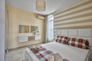 2BD Flat with Balcony in Flores Garden Complex by Flat Mаnаger