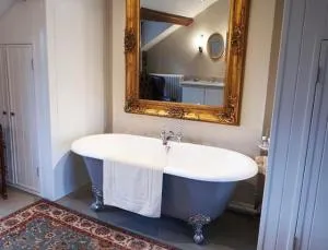 5 Star Romantic Rose Cottage with Roll-Top Bath - Carryduff