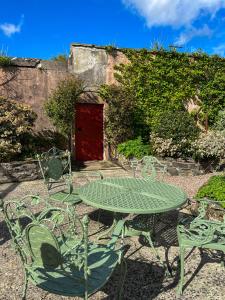 5 Star Romantic Rose Cottage with Roll-Top Bath