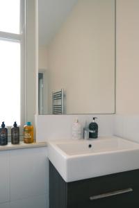 Spacious Duplex Flat West London for Families & Groups