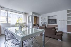 Victor Hugo Carrefour Pompe 16e proche Etoile et Tour Eiffel