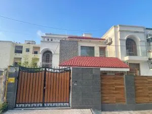 Spacious 5 Bedroom Park Facing House - Shāmli