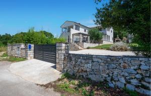 Amazing Home In Golas With Wifi