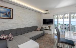 3 Bedroom Cozy Apartment In Crikvenica 