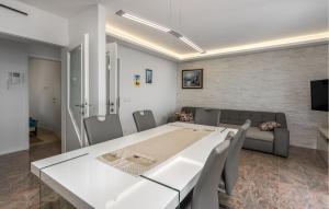 3 Bedroom Cozy Apartment In Crikvenica 