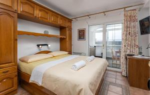 4 Bedroom Awesome Apartment In Selce 