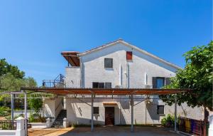 2 Bedroom Amazing Apartment In Pinezici