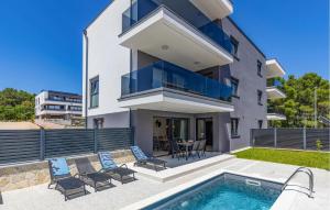 3 Bedroom Beautiful Apartment In Krk 