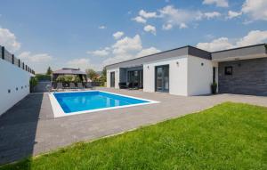 Gorgeous Home In Donji Prolozac