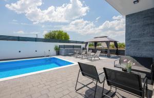 Gorgeous Home In Donji Prolozac 