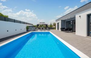 Gorgeous Home In Donji Prolozac