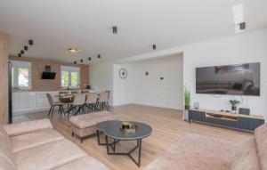 Gorgeous Home In Donji Prolozac