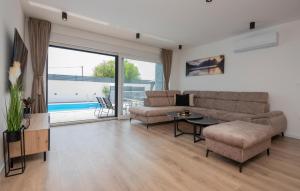 Gorgeous Home In Donji Prolozac