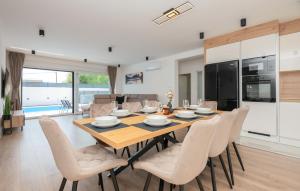 Gorgeous Home In Donji Prolozac