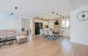 Gorgeous Home In Donji Prolozac