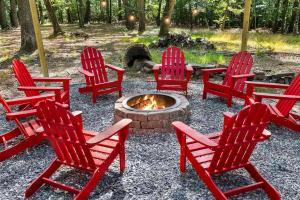 Cabin w hot tub, fire pit & deck