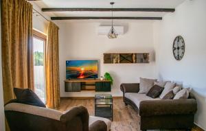 5 Bedroom Cozy Home In Posedarje