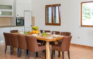 5 Bedroom Cozy Home In Posedarje