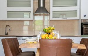 5 Bedroom Cozy Home In Posedarje