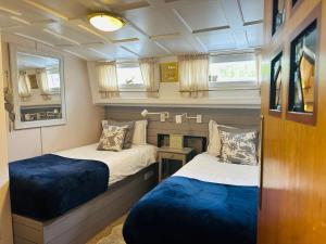 Unique Houseboat Experience I Central City Break