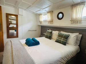 Unique Houseboat Experience I Central City Break