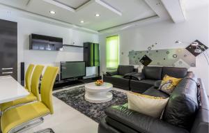 Cozy Apartment In Strozanac With Wifi