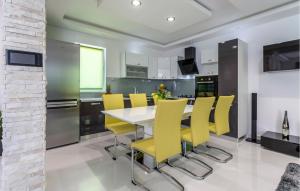 Cozy Apartment In Strozanac With Wifi