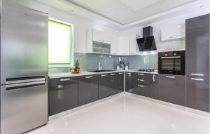 Cozy Apartment In Strozanac With Wifi