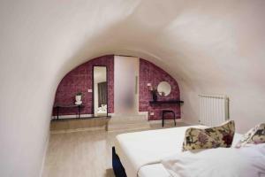 The Little House 6 - In the Heart of Naples