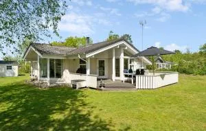 Stunning Home In Glesborg With Sauna - Fjellerup