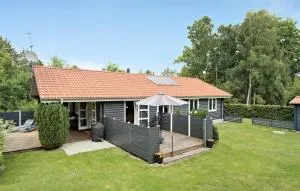 3 Bedroom Beautiful Home In Hadsund - Helberskov