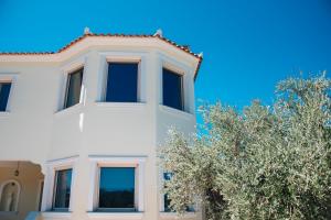 Villa Di Leon - Uniquely Designed Villa with Pool in a Picturesque Village near Famous Porto Limnionas, Offering Exceptional Hospitality By Villa Mana Gers