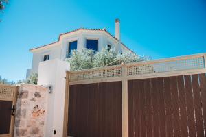 Villa Di Leon - Uniquely Designed Villa with Pool in a Picturesque Village near Famous Porto Limnionas, Offering Exceptional Hospitality By Villa Mana Gers