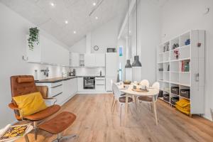 Lovely Holiday Apartment With A Large Balcony Facing The Dunes - 1020