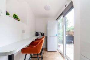 Modern 3BR Escape in Prime London Spot