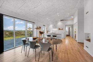 Luxurious 8-Person House With A Spacious Outdoor Spa - 1003