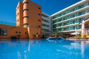 萨图恩酒店 - 多亚马伊