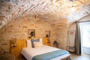 Le Mas de la Pouzolle - Chambre en cave voutée avec petit déjeuner