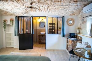 B&B / Chambres d'hotes Le Mas de la Pouzolle - Chambre en cave voutee avec petit dejeuner : photos des chambres