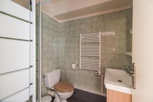Maisons de vacances Les Pieds dans l-Eau Studio a Trebeurden plage : photos des chambres